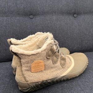 Sorel Women’s Gray Sherpa-Lined Lace-Up Winter Boots